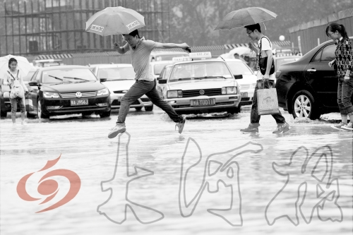 鄭州經(jīng)三路與北環(huán)交叉口處，積水較深，行人們不得不“練輕功”。 記者 白周峰 攝影