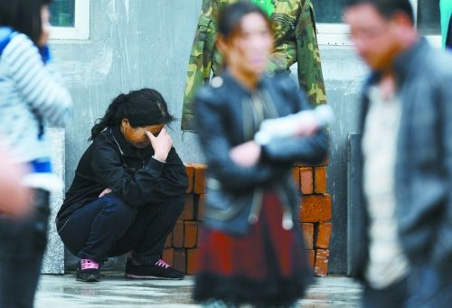 一名失蹤員工的家屬在失蹤人員信息登記處前哭泣。