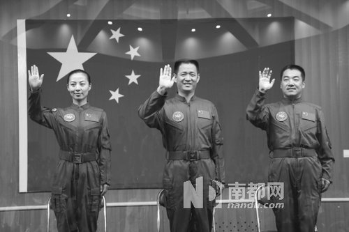 神舟十號(hào)航天員王亞平(左)、聶海勝(中)、張曉光(右)。 新華社發(fā)