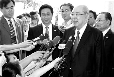 吳伯雄率國民黨大陸訪問團(tuán)抵達(dá)北京，在下榻的麗思卡爾頓酒店接受記者采訪。中新社發(fā)