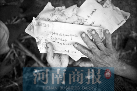 兒子寫來的每一封信，母親都小心翼翼地保管著