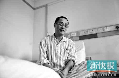 在病床上,趙海濱看起來(lái)比原先照片里消瘦了很多,雖然戴著一副近視眼鏡,卻掩飾不住鏡框后面發(fā)黑的眼圈。新快報(bào)記者孫毅/攝