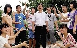 同學(xué)們用手臂連成光環(huán)，把班主任老師圍起來，表達(dá)對他的敬意和謝意。