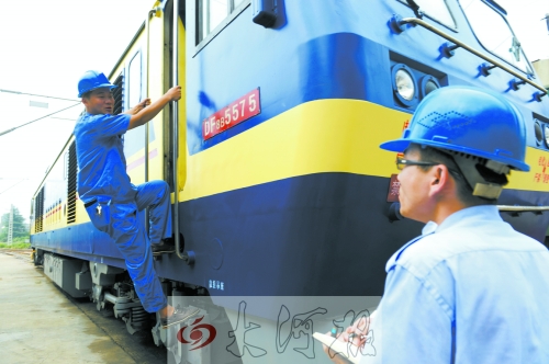 　　首發(fā)車頭以內(nèi)燃機(jī)作牽引，途中車頭、車身都會(huì)換