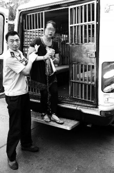 曹艷芳被帶出囚車，準(zhǔn)備到渭南市中級(jí)人民法院受審 程英晏 攝