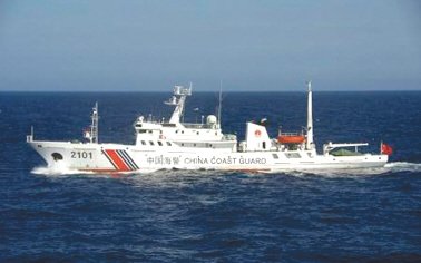 24日在釣魚島附近海域巡航的中國(guó)海警船。