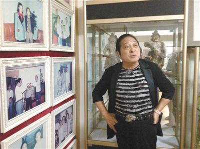 7月17日，王林向記者講述合影背后的故事。王林很樂于展示他和高官、名流的合影，但有官員曾回應，合影不代表什么，有時候只是礙于朋友情面見他一下。新京報首席記者 張寒