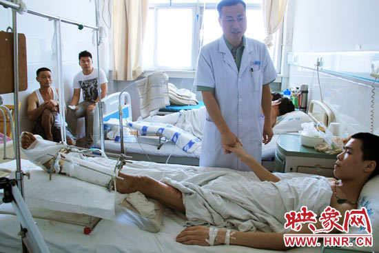 據(jù)仁濟醫(yī)院外傷科主任張明伍介紹，楊偉峰的小腿的創(chuàng)面已經(jīng)恢復(fù)得差不多了，治療情況還比較樂觀。但因為小腿