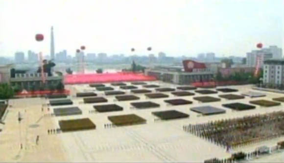 7月27日是《朝鮮停戰(zhàn)協(xié)定》簽署60周年紀(jì)念日，朝鮮在首都平壤舉行的盛大的閱兵儀式。圖為閱兵廣場。