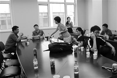 昨日，什剎海街道辦事處第四會(huì)議室，“什剎海女童練攤父親被打”事件的通氣會(huì)現(xiàn)場(chǎng)。