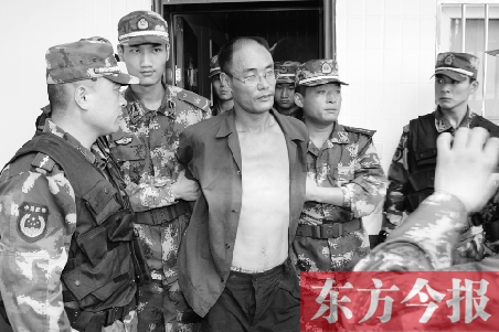 7月27日13時50分許，駐馬店市西平縣的“7·25”連環(huán)殺人案犯罪嫌疑人丁金華（左三）在禹州落網(wǎng)