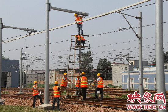 工作人員正在對地鐵線路進(jìn)行檢修