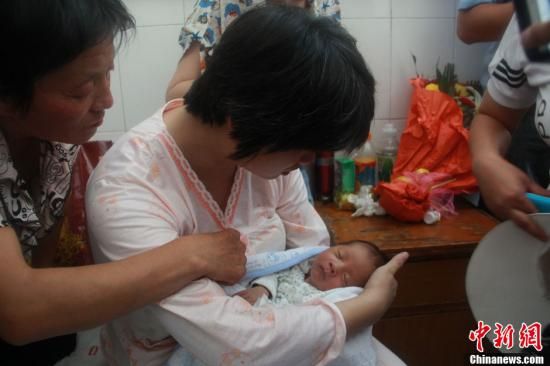 圖為陜西富平“產(chǎn)科醫(yī)生拐賣嬰兒”一案中的被拐嬰兒于8月5日中午在該縣婦幼保健院由當?shù)鼐浇挥谄涓改?。張一?攝