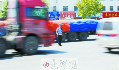 連霍高速受橋梁爆破影響禁止通車，310國道車流量迅速增加，當(dāng)?shù)亟痪块T安排大量警力保障道路暢通。