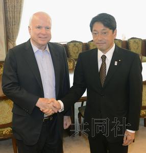 21日上午，美國共和黨資深參議員麥凱恩（左）與日本防衛(wèi)相小野寺在防衛(wèi)省會(huì)談前握手。（圖片來源：日本共