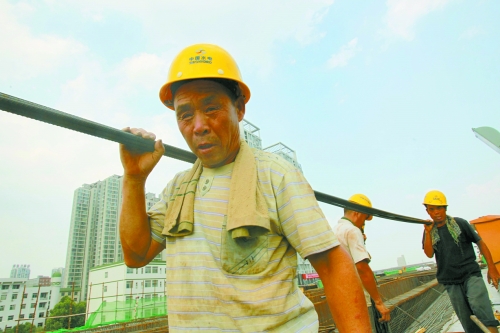農(nóng)民工工作辛苦，權(quán)益理應(yīng)有保障。