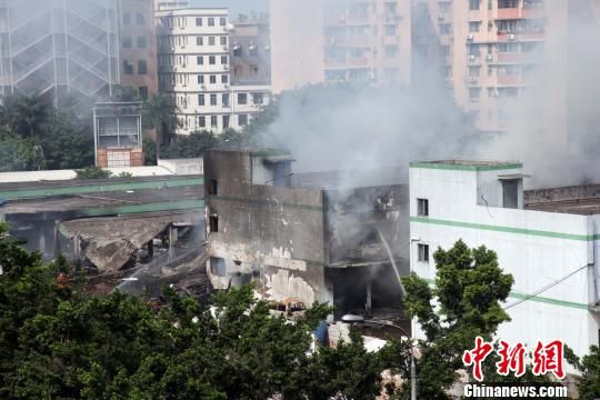 廣州白云區(qū)一倉庫爆炸致4死36傷，事發(fā)3個多小時后現(xiàn)場仍冒著白煙?！「邩s權(quán) 攝