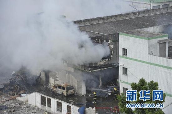9月10日，消防人員在爆炸現(xiàn)場撲救火情。 新華社記者 梁旭 攝