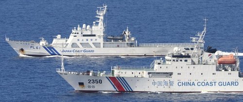 日本海上保安廳的4艘巡邏船則在數(shù)百米開外與之并列航行，展開一對一較量。