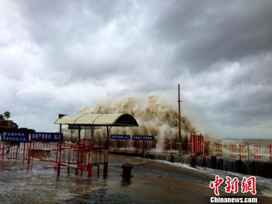 汕頭澄海萊蕪碼頭潮位猛漲，巨浪洶涌。