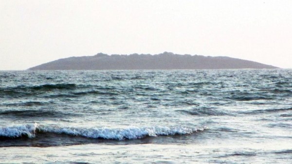 圖為在巴基斯坦靠近阿拉伯海的瓜達(dá)爾地區(qū)（Gwadar）近海600米處冒出一個小島。