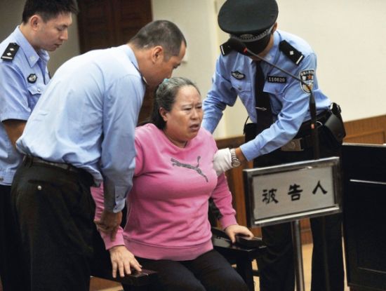 9月24日，在公訴人宣讀起訴書時，丁書苗因身體不停顫抖一度站立不穩(wěn)，被法警扶住