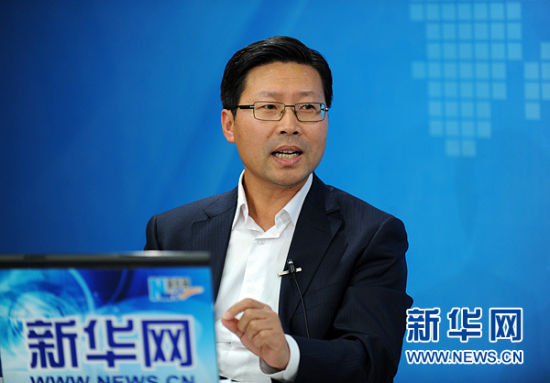圖為嘉賓與主持人交談。新華網(wǎng) 陳競超 攝