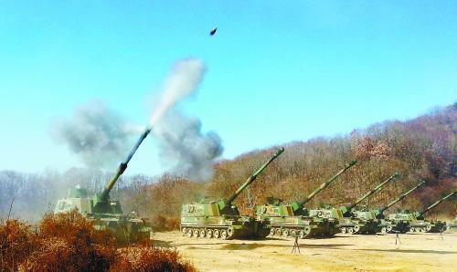 延坪島炮擊事件3周年之際，朝韓間口水仗不斷。圖為韓軍21日舉行應對挑釁訓練。
