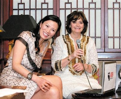英國(guó)《每日郵報(bào)》刊發(fā)了一張鄧文迪曾幫助布萊爾夫人在中國(guó)推銷其自傳的圖片。