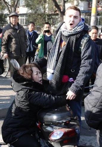 12月2日上午10時30分許，北京朝陽區(qū)一名女子在經(jīng)過騎車?yán)贤鈺r，雙方剮蹭后發(fā)生爭執(zhí)
