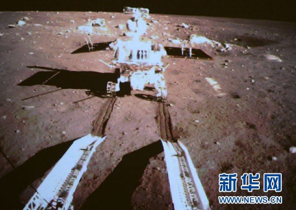 嫦娥三號著陸器與巡視器分離 玉兔駛上月面
