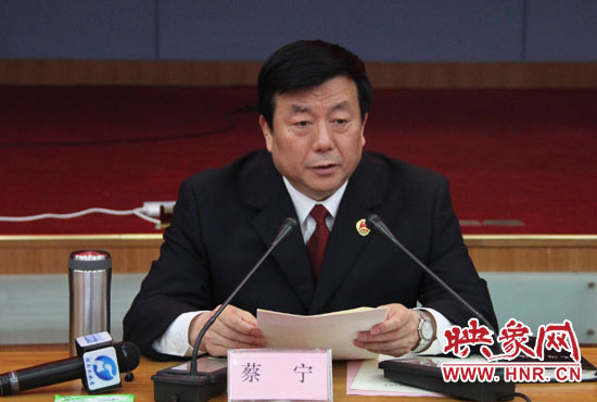省檢察院檢察長(zhǎng)蔡寧通報(bào)了今年以來(lái)全省檢察工作情況。