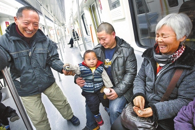乘客中有80歲的老人，也有幾歲大的小孩，他們眼神共同傳遞著：新鮮和好奇。記者王錚攝