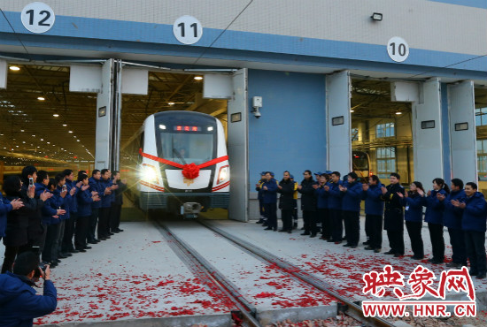 12月28日早上7點(diǎn)39分，編號為0111的列車駛出鄭東車輛段開往市體育中心站