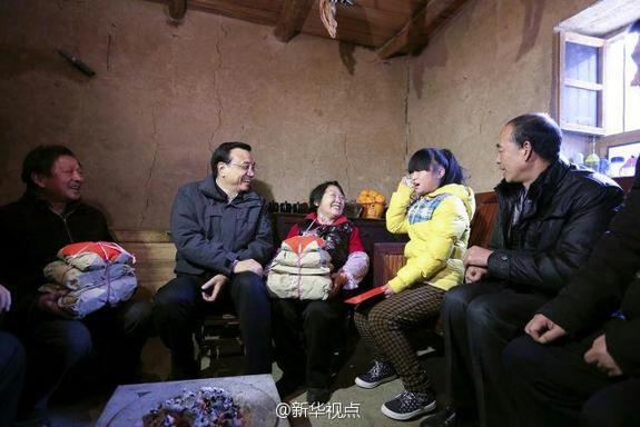 27日，李克強(qiáng)到安康旬陽(yáng)金坡村看望留守兒童。