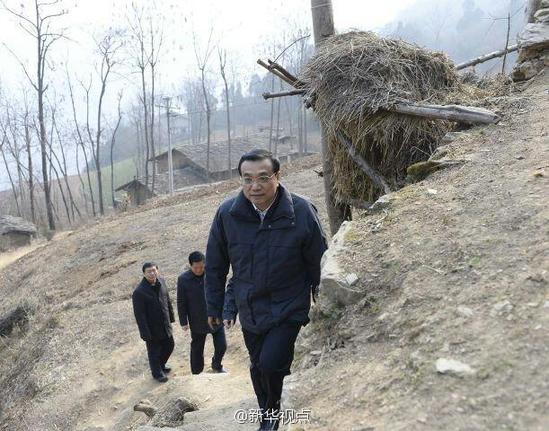 27日，李克強(qiáng)到安康旬陽(yáng)金坡村看望留守兒童。