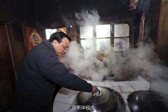 27日，李克強(qiáng)到安康旬陽(yáng)金坡村看望留守兒童。