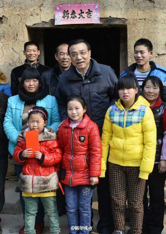 27日，李克強(qiáng)到安康旬陽(yáng)金坡村看望留守兒童。