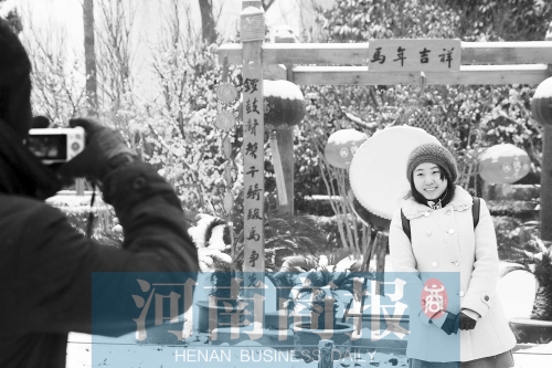 紫荊山公園里布置喜慶，引來不少游客合影留念。記者 楊東華/攝