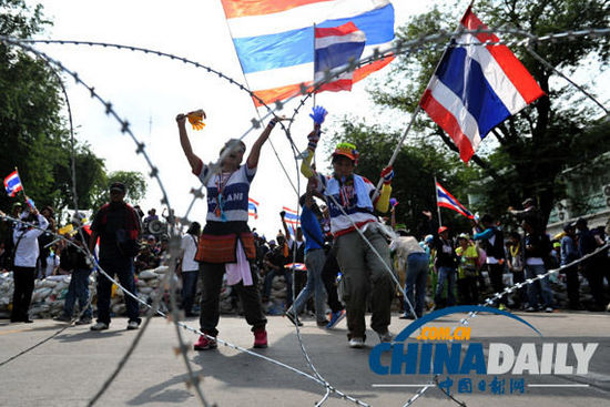 泰國總理英拉離開曼谷數(shù)日 槍聲爆炸聲擾亂抗議活動(dòng)