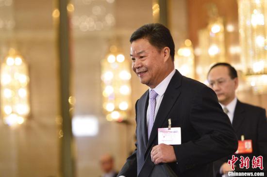 呂新華向中外媒體介紹本次大會有關(guān)情況并回答記者提問。中新社發(fā) 廖攀 攝