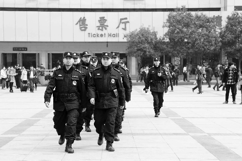 3月2日，鄭州市特警加強(qiáng)對人員密集場所的武裝巡邏。