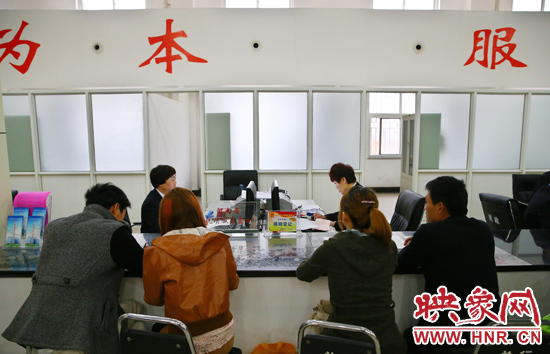 在陽光大廈一樓大廳內(nèi)，分布著人社局、民政局等與群眾利益相關(guān)的民生服務(wù)窗口。