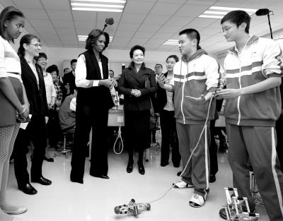 昨天上午，彭麗媛與米歇爾共同參觀北師大二附中，觀看學(xué)生們演示自己設(shè)計(jì)制作的幾何機(jī)器人。
