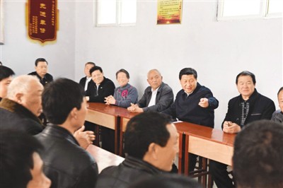 3月17日，習(xí)近平在河南省蘭考縣東壩頭鄉(xiāng)張莊村村委會(huì)與干部群眾座談，聽取意見和建議。