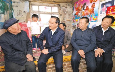 3月27日，李克強(qiáng)在內(nèi)蒙古自治區(qū)翁牛特旗橋頭鎮(zhèn)太平莊村看望貧困戶。