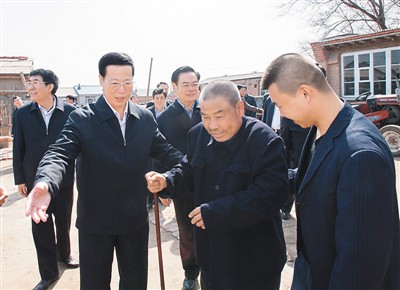 3月26日，張高麗在吉林省農(nóng)安縣農(nóng)安鎮(zhèn)小橋子村看望貧困戶王井山一家。