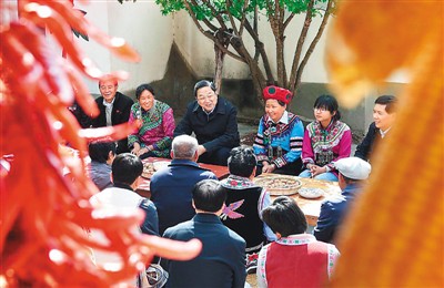 3月24日，俞正聲在云南省武定縣插甸鄉(xiāng)彝族小院農(nóng)戶家中進(jìn)行座談交流，聽取基層黨員群眾意見建議。