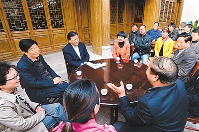 3月23日，劉云山在陜西省咸陽市禮泉縣煙霞鎮(zhèn)袁家村與基層干部群眾座談，聽取對(duì)教育實(shí)踐活動(dòng)的意見建議。