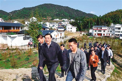 3月25日，張德江在福建省上杭縣古田鎮(zhèn)吳地村看望群眾。